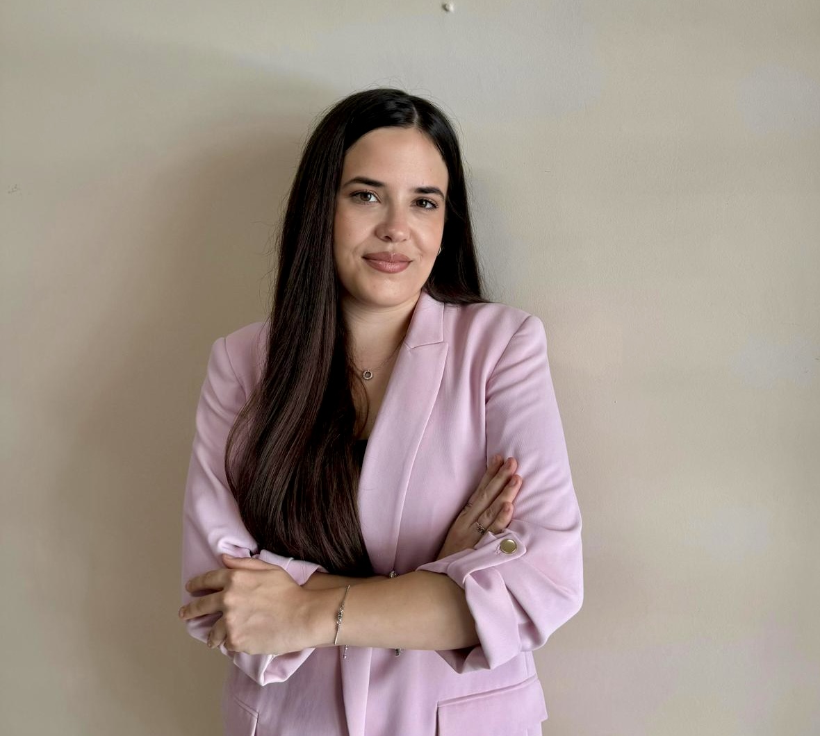 Psicóloga profesional sonriendo en consulta